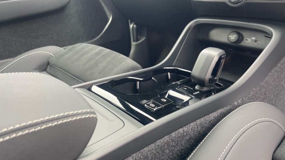 Volvo XC40 2.0 B4P Plus Dark 5dr Auto Petrol Estate - Image 24