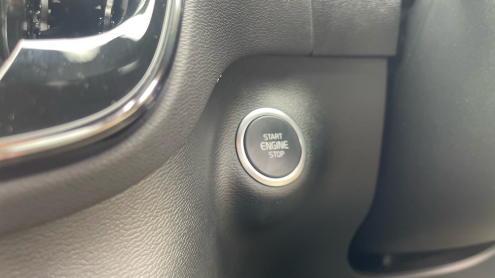 Volvo XC40 2.0 B4P Plus Dark 5dr Auto Petrol Estate - Image 25