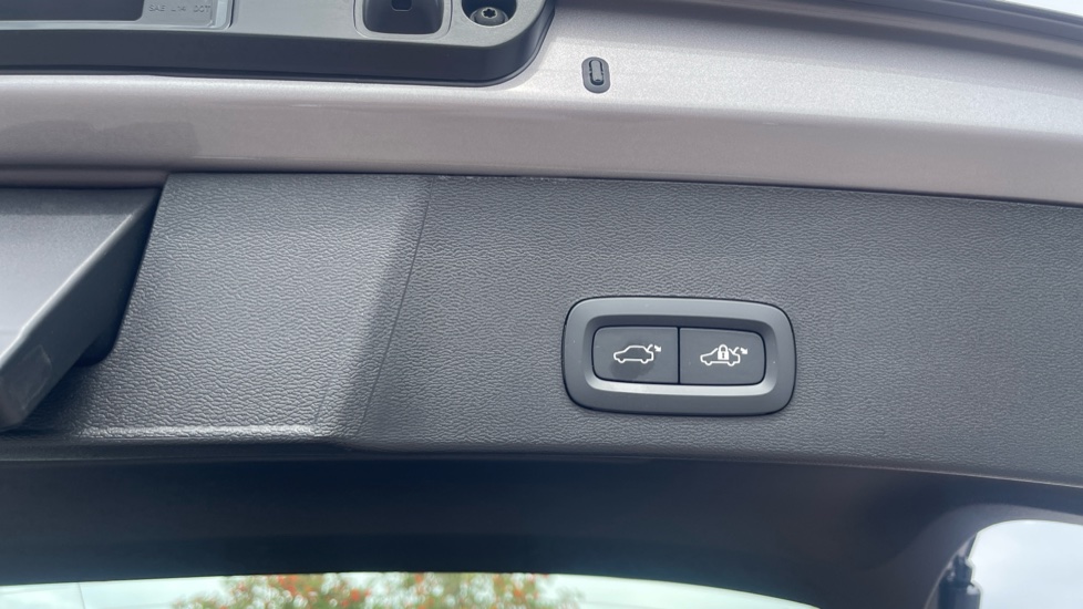 Volvo XC40 2.0 B4P Plus Dark 5dr Auto Petrol Estate - Image 32