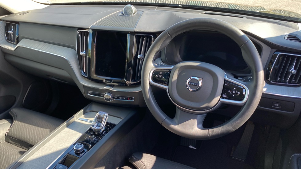 Volvo XC60 2.0 B5P Ultra Dark 5dr AWD Geartronic Petrol Estate - Image 4