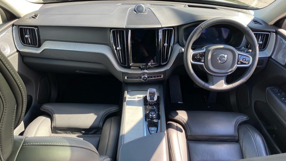 Volvo XC60 2.0 B5P Ultra Dark 5dr AWD Geartronic Petrol Estate - Image 5