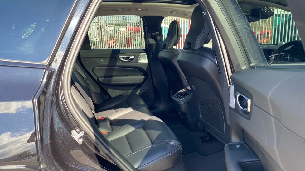 Volvo XC60 2.0 B5P Ultra Dark 5dr AWD Geartronic Petrol Estate - Image 6