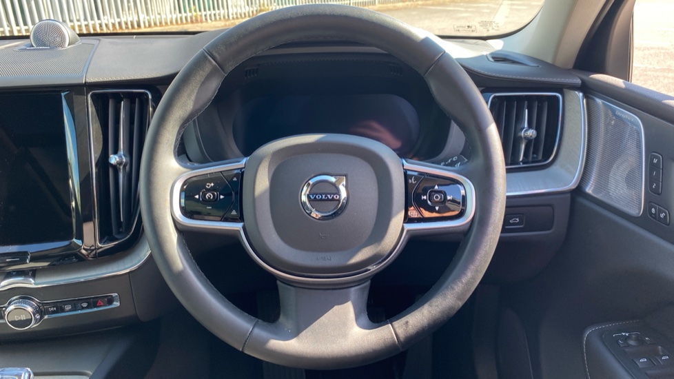 Volvo XC60 2.0 B5P Ultra Dark 5dr AWD Geartronic Petrol Estate - Image 10