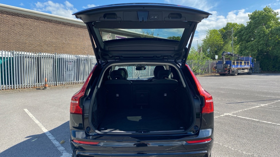 Volvo XC60 2.0 B5P Ultra Dark 5dr AWD Geartronic Petrol Estate - Image 13