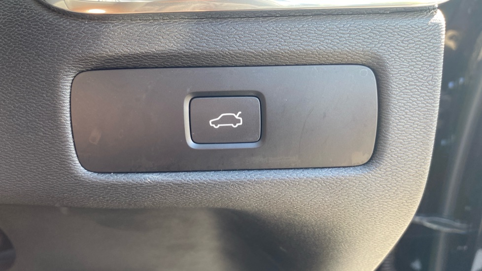 Volvo XC60 2.0 B5P Ultra Dark 5dr AWD Geartronic Petrol Estate - Image 36