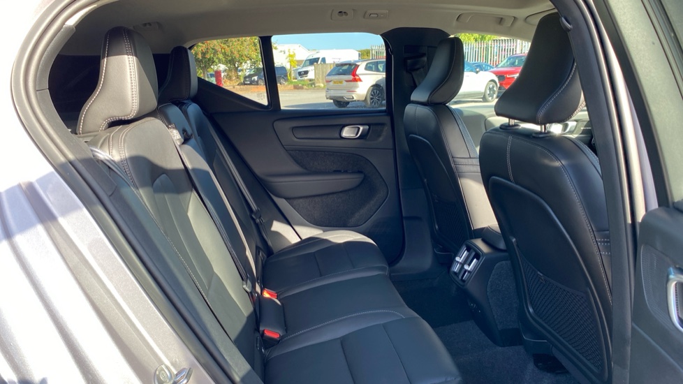 Volvo XC40 2.0 B3P Ultra Dark 5dr Auto Petrol Estate - Image 6