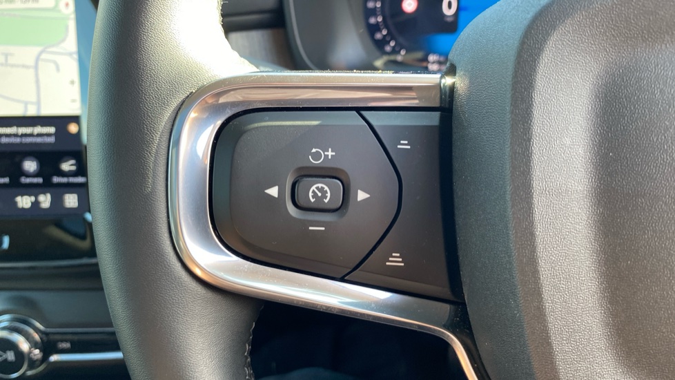 Volvo XC40 2.0 B3P Ultra Dark 5dr Auto Petrol Estate - Image 20