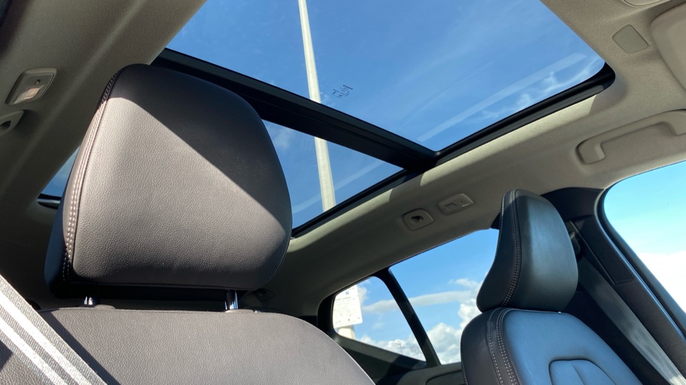 Volvo XC40 2.0 B3P Ultra Dark 5dr Auto Petrol Estate - Image 30