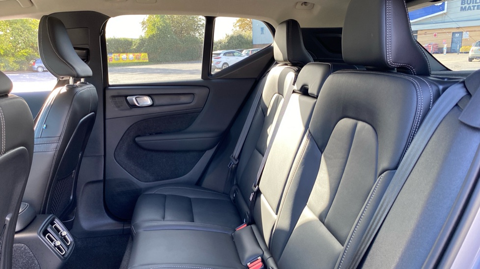 Volvo XC40 2.0 B3P Ultra Dark 5dr Auto Petrol Estate - Image 32