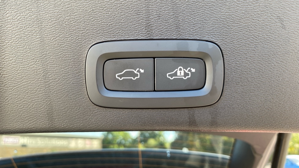 Volvo XC40 2.0 B3P Ultra Dark 5dr Auto Petrol Estate - Image 34