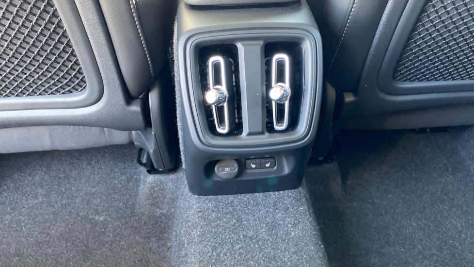 Volvo XC40 2.0 B3P Ultra Dark 5dr Auto Petrol Estate - Image 35