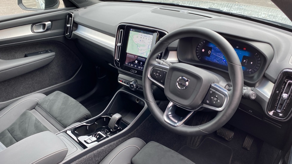 Volvo XC40 2.0 B4P Plus Dark 5dr Auto Petrol Estate - Image 4