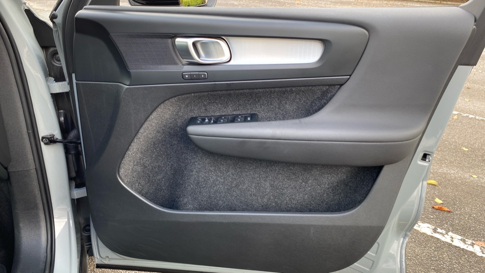Volvo XC40 2.0 B4P Plus Dark 5dr Auto Petrol Estate - Image 28