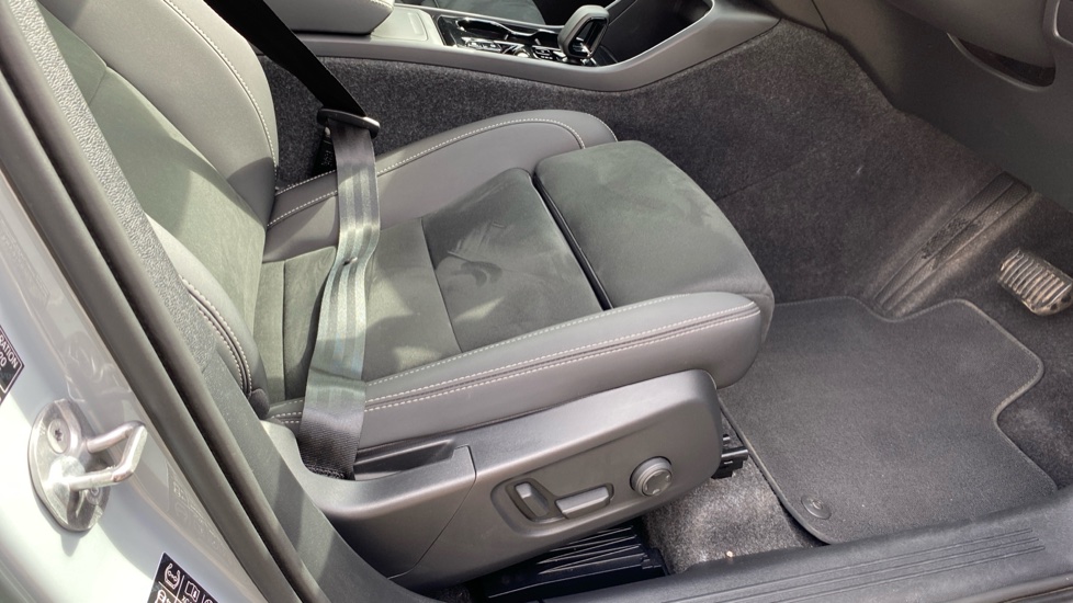Volvo XC40 2.0 B4P Plus Dark 5dr Auto Petrol Estate - Image 29