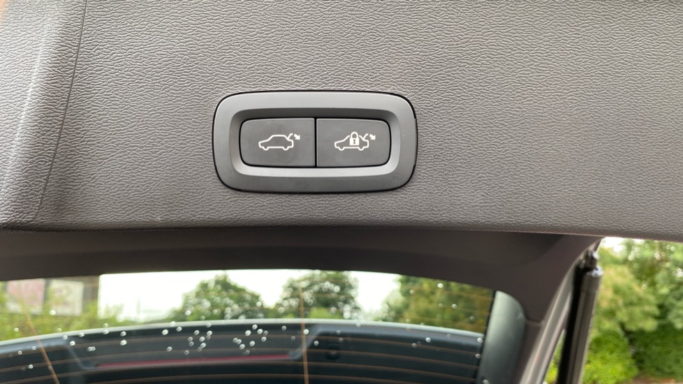 Volvo XC40 2.0 B4P Plus Dark 5dr Auto Petrol Estate - Image 34