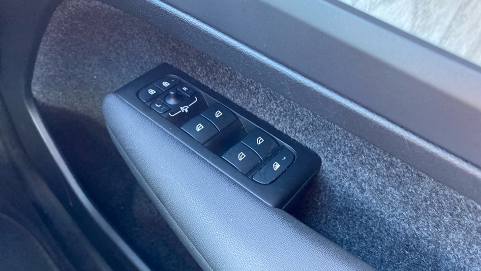 Volvo XC40 1.5 T5 Recharge PHEV Inscription 5dr Auto Estate - Image 26