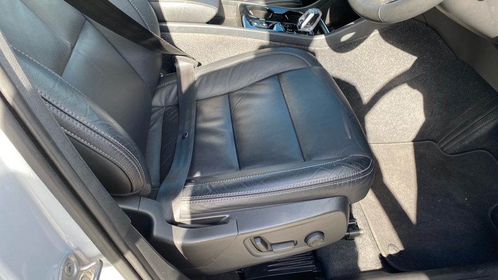 Volvo XC40 1.5 T5 Recharge PHEV Inscription 5dr Auto Estate - Image 32