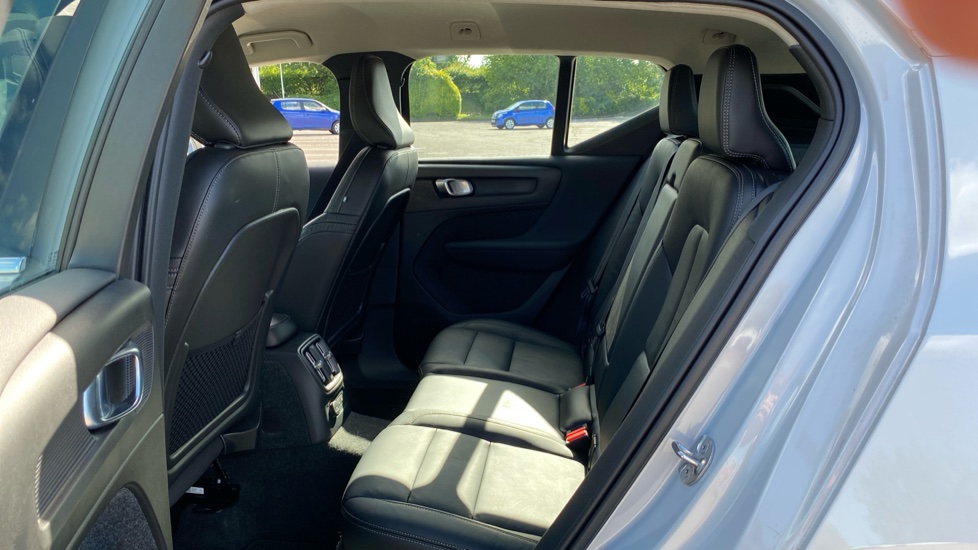Volvo XC40 1.5 T5 Recharge PHEV Inscription 5dr Auto Estate - Image 35