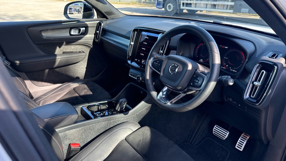 Volvo XC40 1.5 T5 Recharge PHEV R DESIGN Pro 5dr Auto Estate - Image 4