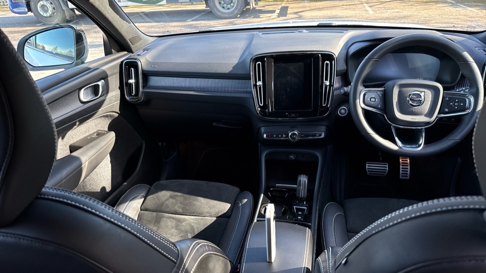 Volvo XC40 1.5 T5 Recharge PHEV R DESIGN Pro 5dr Auto Estate - Image 5