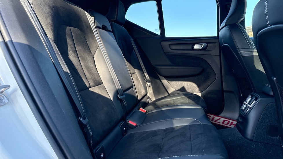 Volvo XC40 1.5 T5 Recharge PHEV R DESIGN Pro 5dr Auto Estate - Image 6