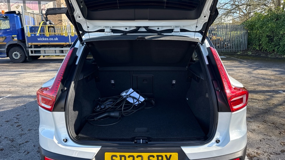 Volvo XC40 1.5 T5 Recharge PHEV R DESIGN Pro 5dr Auto Estate - Image 13