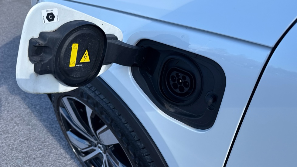 Volvo XC40 1.5 T5 Recharge PHEV R DESIGN Pro 5dr Auto Estate - Image 15