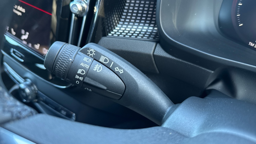 Volvo XC40 1.5 T5 Recharge PHEV R DESIGN Pro 5dr Auto Estate - Image 18