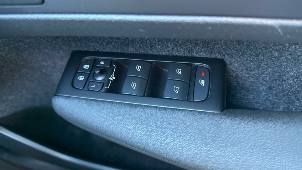 Volvo XC40 1.5 T5 Recharge PHEV R DESIGN Pro 5dr Auto Estate - Image 22