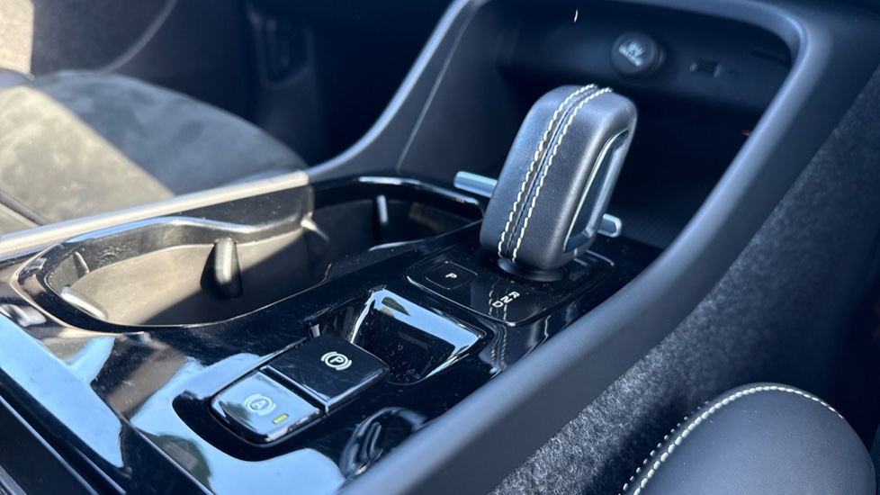 Volvo XC40 1.5 T5 Recharge PHEV R DESIGN Pro 5dr Auto Estate - Image 23