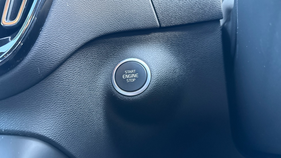 Volvo XC40 1.5 T5 Recharge PHEV R DESIGN Pro 5dr Auto Estate - Image 24