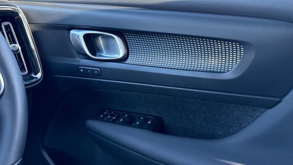 Volvo XC40 1.5 T5 Recharge PHEV R DESIGN Pro 5dr Auto Estate - Image 26