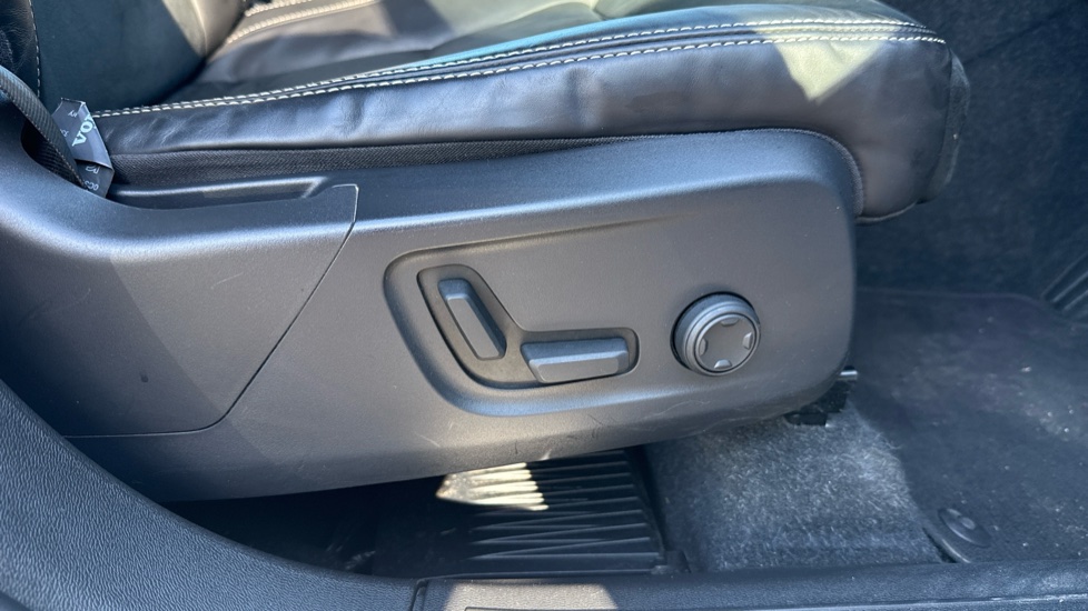 Volvo XC40 1.5 T5 Recharge PHEV R DESIGN Pro 5dr Auto Estate - Image 27