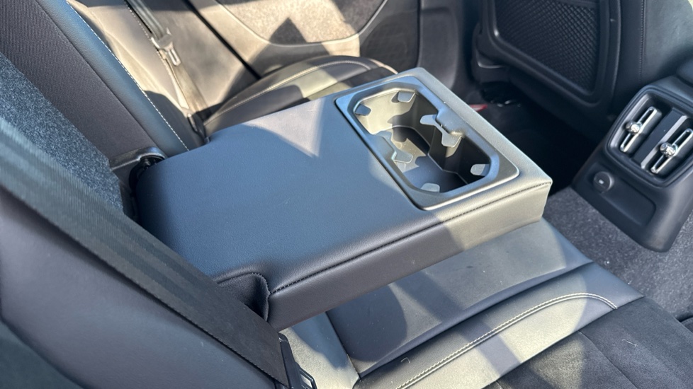 Volvo XC40 1.5 T5 Recharge PHEV R DESIGN Pro 5dr Auto Estate - Image 28