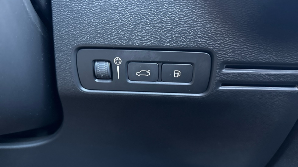 Volvo XC40 1.5 T5 Recharge PHEV R DESIGN Pro 5dr Auto Estate - Image 29