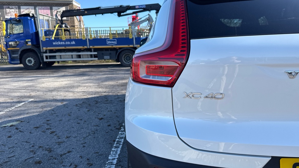 Volvo XC40 1.5 T5 Recharge PHEV R DESIGN Pro 5dr Auto Estate - Image 30
