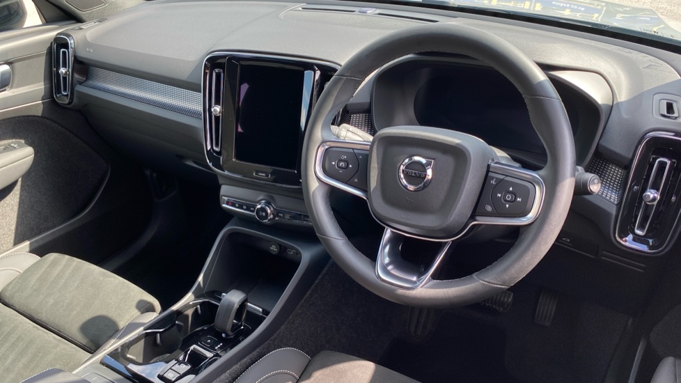 Volvo XC40 2.0 B3P Plus Dark 5dr Auto Petrol Estate - Image 4