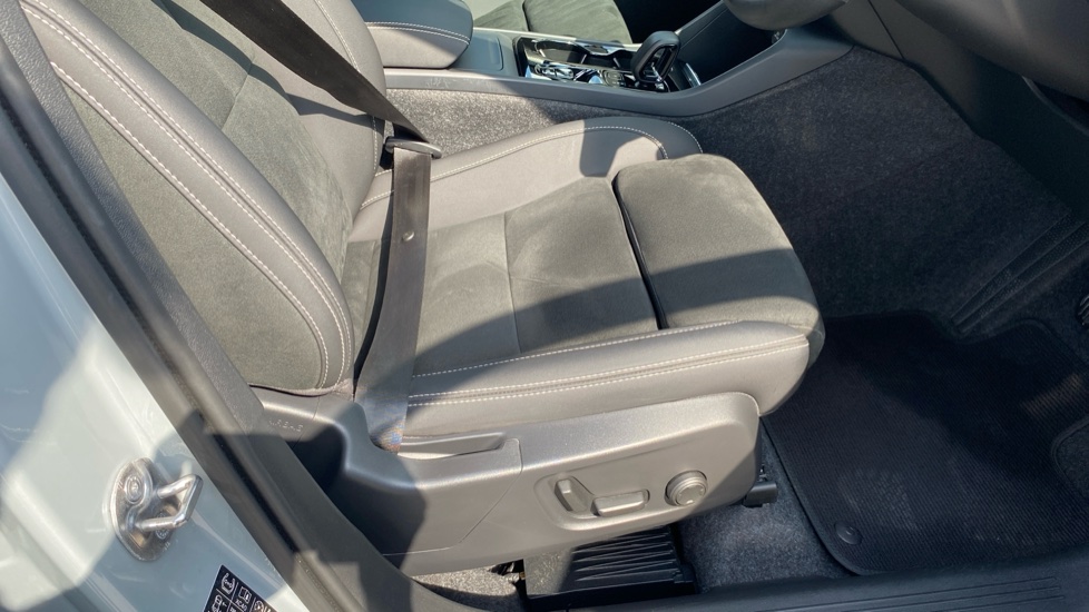 Volvo XC40 2.0 B3P Plus Dark 5dr Auto Petrol Estate - Image 30