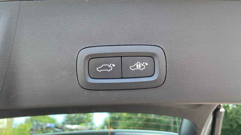 Volvo XC40 2.0 B3P Plus Dark 5dr Auto Petrol Estate - Image 35