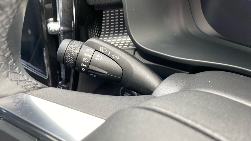 Volvo XC40 2.0 B3P Plus Dark 5dr Auto Petrol Estate - Image 20
