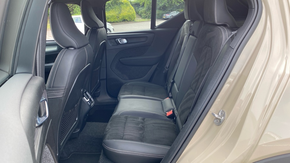 Volvo XC40 2.0 B3P Plus Dark 5dr Auto Petrol Estate - Image 33