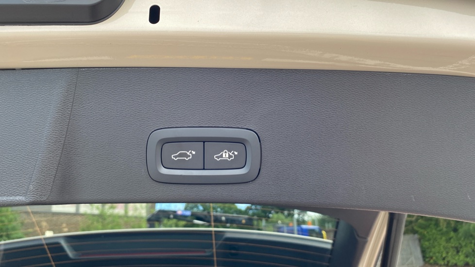 Volvo XC40 2.0 B3P Plus Dark 5dr Auto Petrol Estate - Image 35