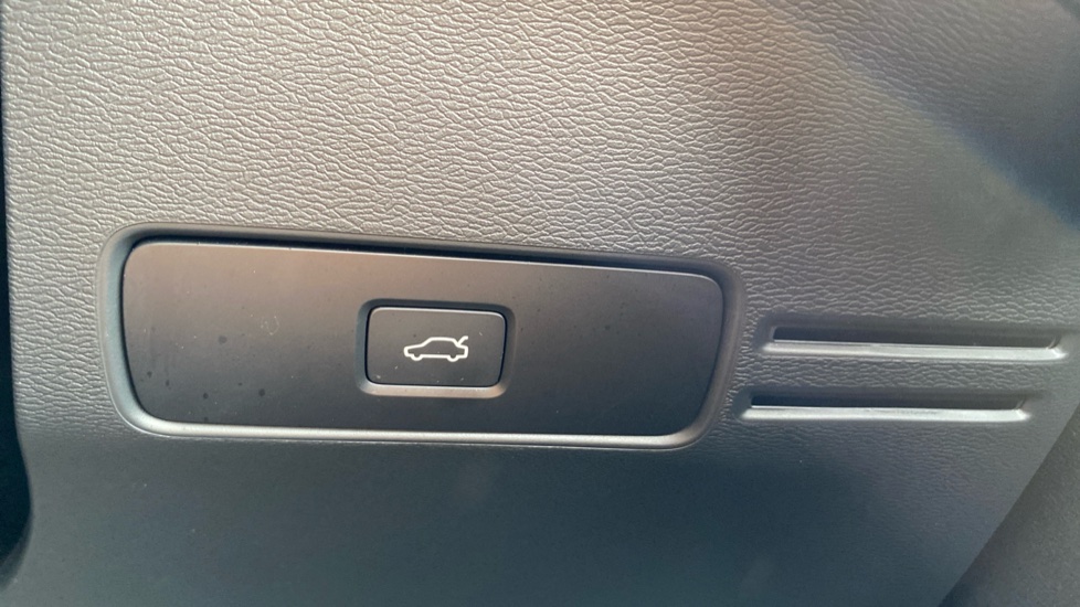 Volvo XC40 2.0 B3P Plus Dark 5dr Auto Petrol Estate - Image 37