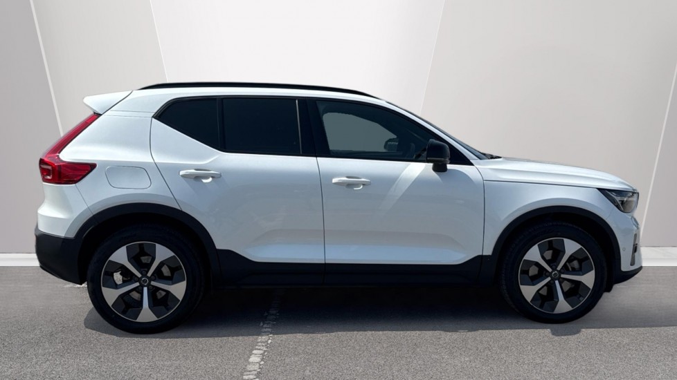 Volvo XC40 2.0 B4P Ultimate Dark 5dr Auto Petrol Estate - Image 3
