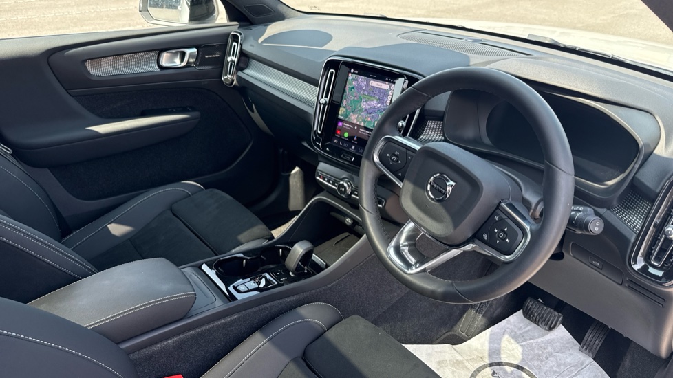Volvo XC40 2.0 B4P Ultimate Dark 5dr Auto Petrol Estate - Image 4