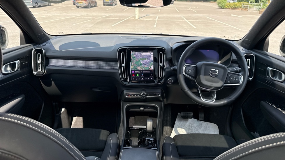 Volvo XC40 2.0 B4P Ultimate Dark 5dr Auto Petrol Estate - Image 5