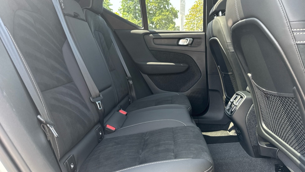Volvo XC40 2.0 B4P Ultimate Dark 5dr Auto Petrol Estate - Image 6