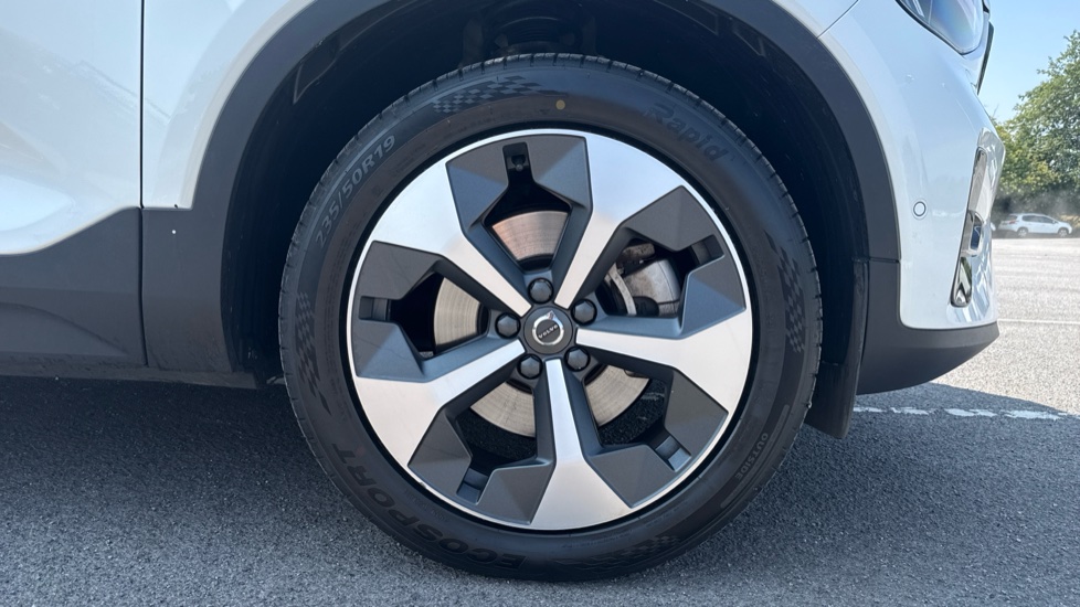 Volvo XC40 2.0 B4P Ultimate Dark 5dr Auto Petrol Estate - Image 9