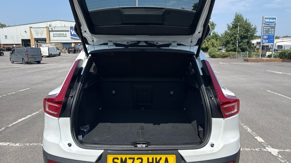 Volvo XC40 2.0 B4P Ultimate Dark 5dr Auto Petrol Estate - Image 13