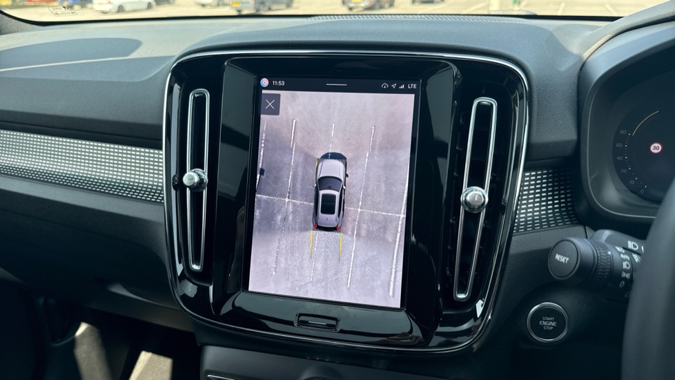 Volvo XC40 2.0 B4P Ultimate Dark 5dr Auto Petrol Estate - Image 17